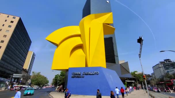 Landmärke El Caballito Monument ligger nära Torre Caballito och Paseo de Reforma avenue i Mexiko city — Stockvideo