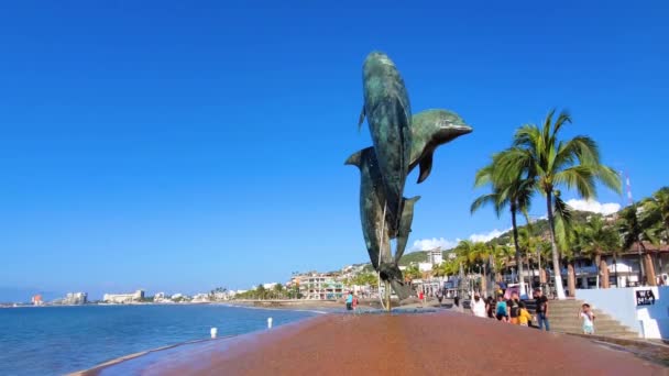Berömda Malecon skulpturer ligger på natursköna havet strandpromenad med havet utkiksplatser, stränder, natursköna landskap hotell och utsikt över staden — Stockvideo