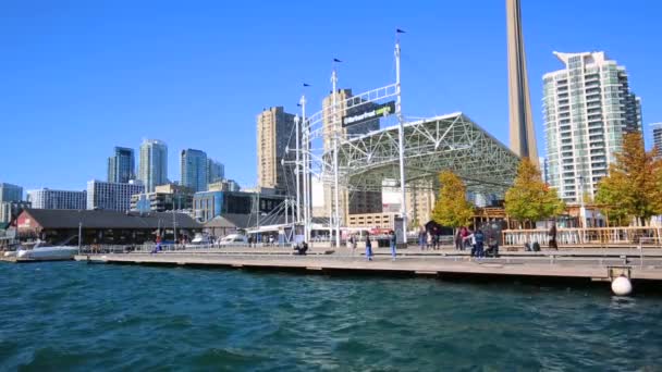 Vista panorâmica da frente do porto de Toronto com barcos de cruzeiro, skyline financeiro da cidade e condomínios da costa do lago — Vídeo de Stock