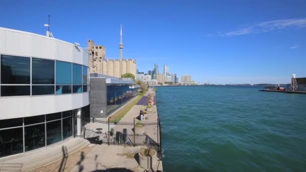 Panoramiczny widok Toronto centrum panoramy i centrum finansowego z promem przeprawy przez kanał lotniska — Wideo stockowe