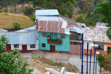 Alausi, Ekvador 'un Chimborazo şehrinde, Şeytani Burun, Nariz del Diablo demiryolu yakınlarındaki renkli eski binalar.
