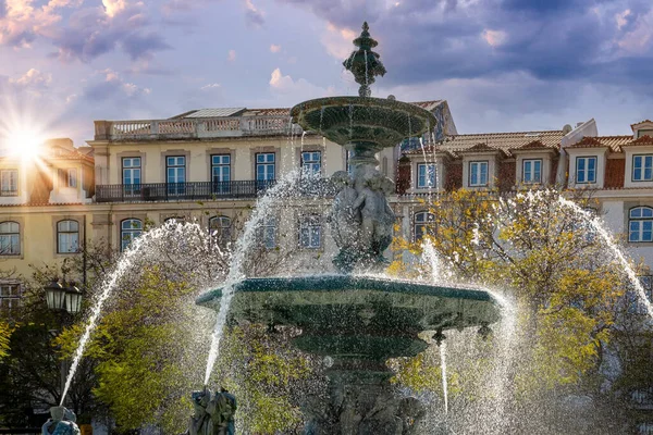 Lizbon, Rossio Meydanı Çeşmesi ve tarihi şehir merkezinin renkli tarihi binaları