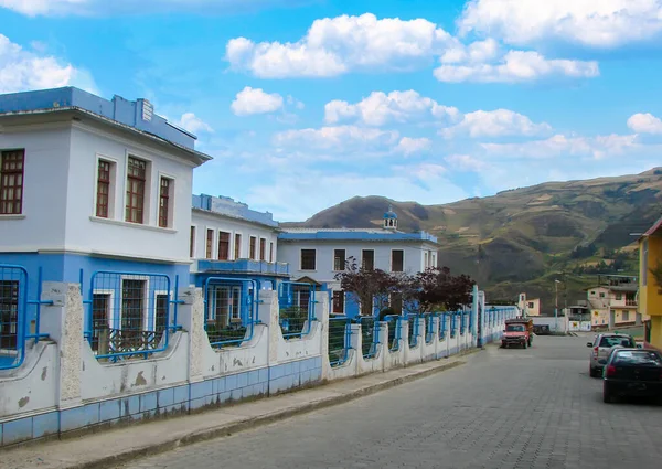 Alausi, pueblo en la provincia de Chimborazo del Ecuador, coloridos edificios antiguos cerca de Devils Nose, ferrocarril Nariz del Diablo —  Fotos de Stock