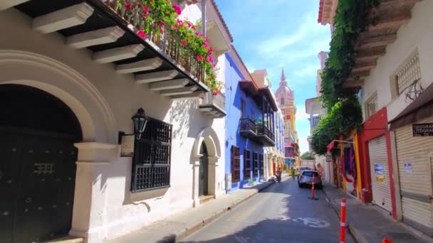 Slavné koloniální Cartagena zděné město, Cuidad Amurrallada, a jeho barevné budovy v historickém centru města, označené UNESCO světového dědictví — Stock video