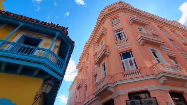 Cuba, Escénicas y coloridas calles de La Habana Vieja en el centro histórico de La Habana Vieja — Vídeo de stock