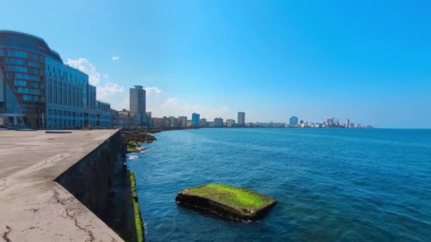 EL Malecon, ulice Avenida de Maceo, široká mezník esplanáda, která se táhne 8 km podél pobřeží v Havaně kolem hlavních turistických atrakcí města — Stock video