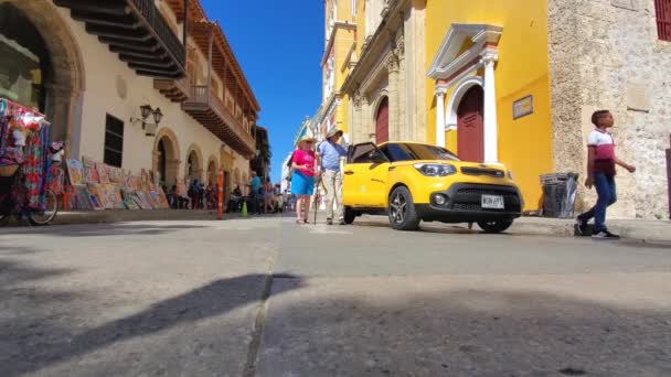 Câţiva turişti care explorează Cartagena Walled City, Cuidad Amurrallada, în centrul istoric — Videoclip de stoc