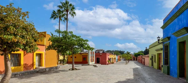 Oaxaca, México, Ruas panorâmicas da cidade velha e edifícios coloniais coloridos no centro histórico da cidade — Fotografia de Stock