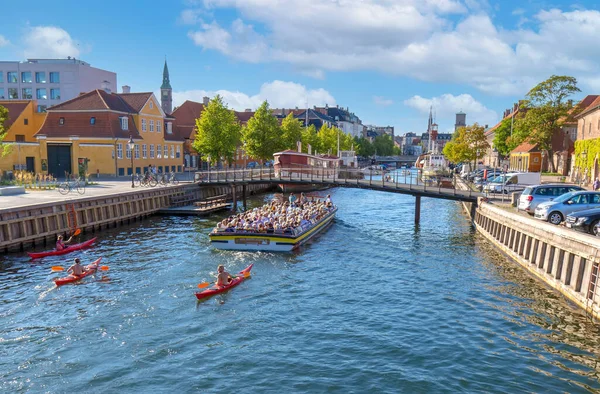 Canais fluviais cénicos no centro histórico de Copenhaga — Fotografia de Stock