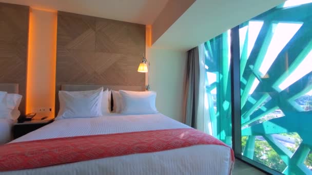 Una habitación de lujo en NH Collection hotel en Mérida con vistas panorámicas sobre el paisaje urbano de Mérida y el Paseo Montejo — Vídeos de Stock