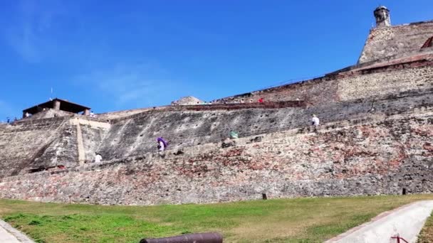 Сценический замок Сан-Филипп, Кастильо-Сан-Фелипе-де-Барахас, с видом на исторический центр Картахены, Бокагранде и город со стенами — стоковое видео