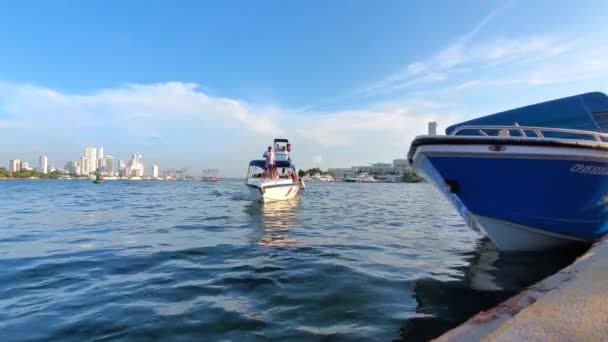 Cartagena Bahia de las Animas 에 있는 수상 택시와 왕 복선 — 비디오