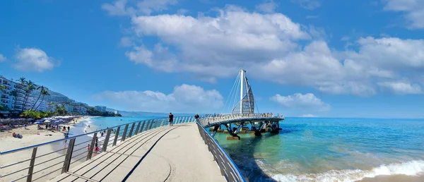 有名なプエルト・バジャルタ・マレコンに近いプラヤ・デ・ロス・ムエルトスのビーチと桟橋 — ストック写真