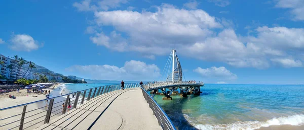 Strand en pier Playa De Los Muertos dichtbij het beroemde Puerto Vallarta Malecon, het grootste openbare strand van de stad — Stockfoto