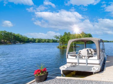 Gürcistan Körfezi ve Ontario, Muskoka 'daki Blue Mountain Tatil Köyü yakınlarındaki bir gölde bir tekne bekliyor.