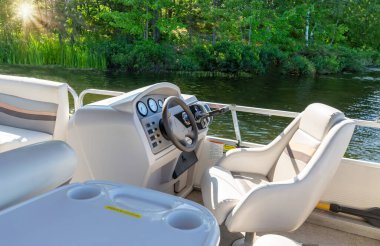 Gürcistan Körfezi ve Ontario, Muskoka 'daki Blue Mountain Tatil Köyü yakınlarındaki bir gölde bir tekne bekliyor.