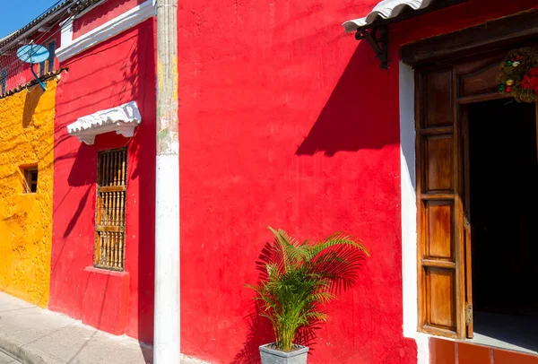 Colombia, Scenic kleurrijke straten van Cartagena in het historische Getsemani wijk in de buurt van Walled City, Ciudad Amurallada, een UNESCO werelderfgoed — Stockfoto