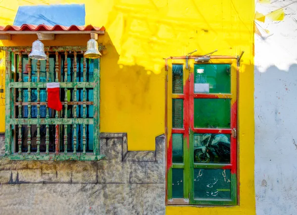 Colombia, Escénicas calles coloridas de Cartagena en el histórico distrito de Getsemani cerca de la ciudad amurallada, Ciudad Amurallada, Patrimonio de la Humanidad por la UNESCO — Foto de Stock