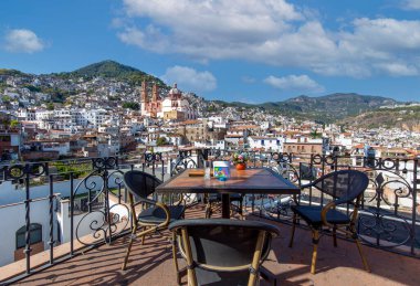 Taxco 'nun restoranları ve kafeleri Taxco tarihi merkezi ve Santa Prisca kilisesi manzaralı.