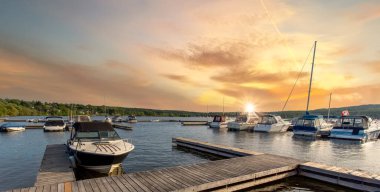 Gürcistan Körfezi ve Ontario, Muskoka 'daki Blue Mountain Tatil Köyü yakınlarındaki bir gölde bir tekne bekliyor.