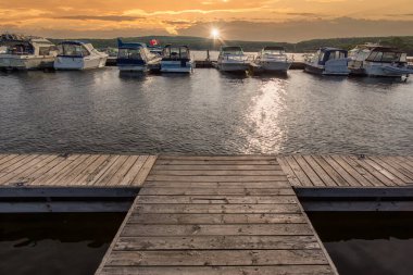 Gürcistan Körfezi ve Ontario, Muskoka 'daki Blue Mountain Tatil Köyü yakınlarındaki bir gölde bir tekne bekliyor.