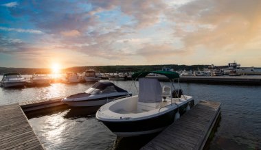 Gürcistan Körfezi ve Ontario, Muskoka 'daki Blue Mountain Tatil Köyü yakınlarındaki bir gölde bir tekne bekliyor.