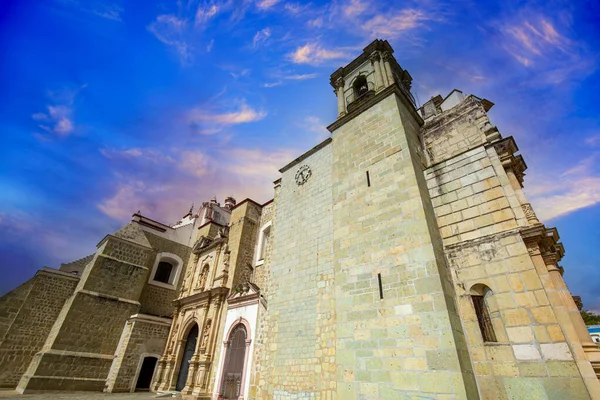 Oaxaca, Basílica de Nossa Senhora da Solidão no centro histórico da cidade — Fotografia de Stock