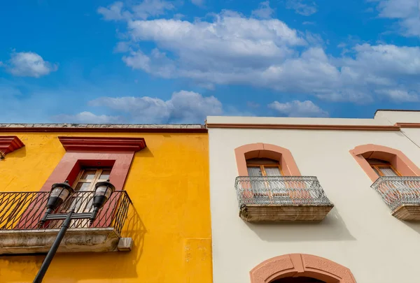Oaxaca, Messico, strade panoramiche della città vecchia e colorati edifici coloniali nel centro storico — Foto Stock