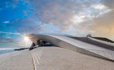 Belem yakınlarındaki gözlem güvertesi Lizbon 'daki Tagus Nehri üzerindeki 25 Nisan köprüsünün tarihi süspansiyonuna bakıyor.