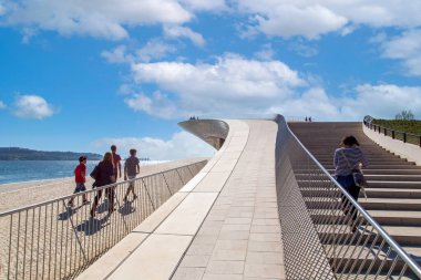 Belem yakınlarındaki gözlem güvertesi Lizbon 'daki Tagus Nehri üzerindeki 25 Nisan köprüsünün tarihi süspansiyonuna bakıyor.