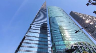 Mexico City Caddesi Paseo De La Reforma, tarihi bir dönüm noktası ve finansal bankacılık merkezi.