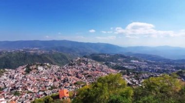 Taxco şehri İsa heykeli Cristo Rey ile gözcülük yapıyor manzaralı tepeler ve tarihi şehir merkezi