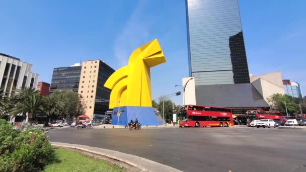 Landmärke El Caballito Monument ligger nära Torre Caballito och Paseo de Reforma avenue i Mexiko city — Stockvideo