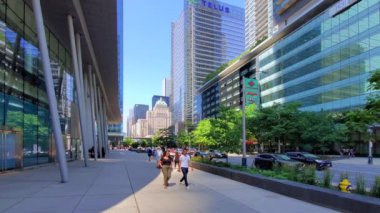 Toronto şehir merkezindeki finans merkezinde Fairmont Royal York Oteli arka planda.