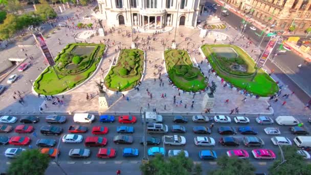 Heavy traffic during rush hour near El Zocali on Mexico City historic Center and Alamenda central park near Palace of Fine Arts, Palacio de Bellas Artes — Stock Video