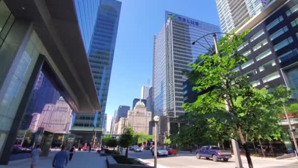 Toronto centrum finanční centrum s orientačním bodem Fairmont Royal York hotel v pozadí — Stock video