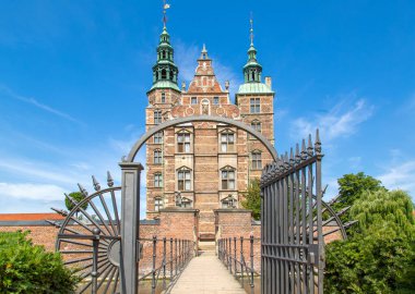 Ünlü Rosenborg kalesi, Kopenhag 'ın en çok ziyaret edilen turistik merkezlerinden biri.
