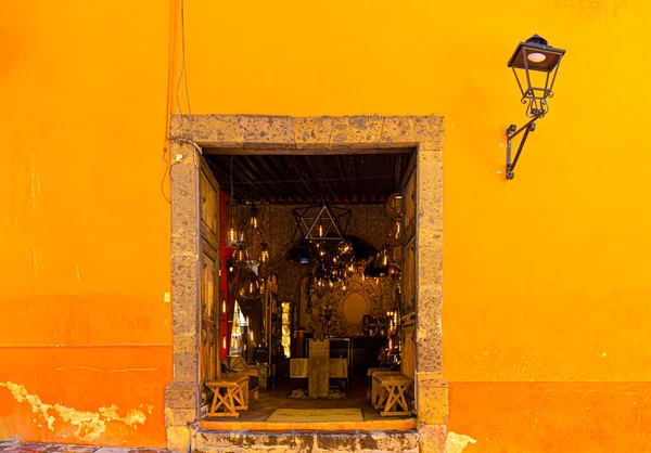 Цветные здания и улицы в историческом центре города рядом с Parroquia de Fabroquia Arcangel — стоковое фото