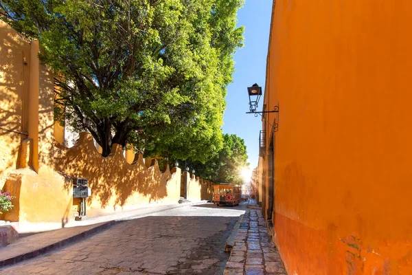 Mexique, Bâtiments colorés et rues de San Miguel de Allende dans le centre historique de la ville près de Parroquia De San Miguel Arcangel — Photo