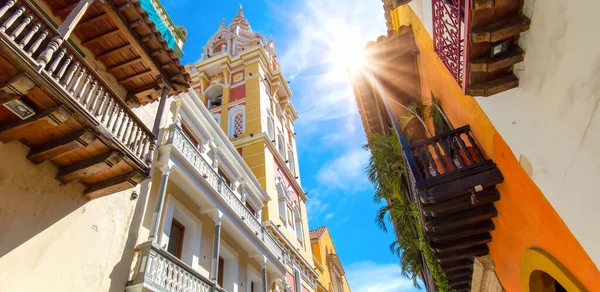 Famosa cidade colonial de Cartagena, Cuidad Amurrallada, e seus edifícios coloridos no centro histórico da cidade, um Patrimônio Mundial da UNESCO designado — Fotografia de Stock