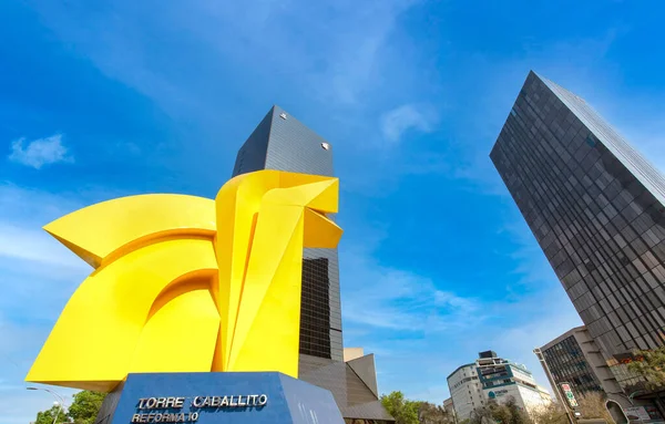 Monumento histórico El Caballito ubicado cerca de Torre Caballito y avenida Paseo de Reforma en la ciudad de México —  Fotos de Stock
