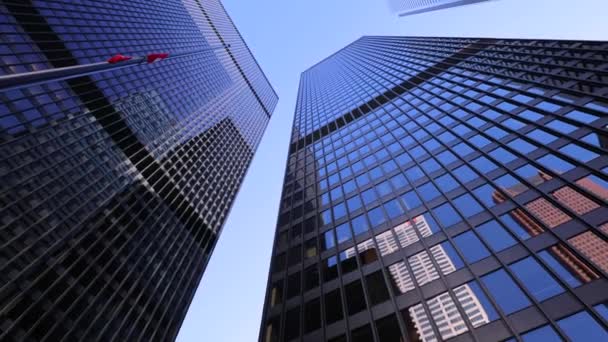 Escénico horizonte del distrito financiero de Toronto y arquitectura moderna cerca de la orilla del lago Ontario. Vista de ángulo bajo de rascacielos de distrito financiero y edificios de oficinas — Vídeos de Stock