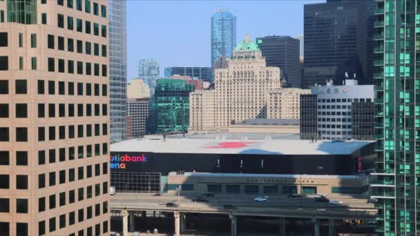 Panoramisch uitzicht van boven Toronto bezienswaardigheid Fairmont Royal York hotel, Scotia Bank Arena en Gardiner Expressway — Stockvideo