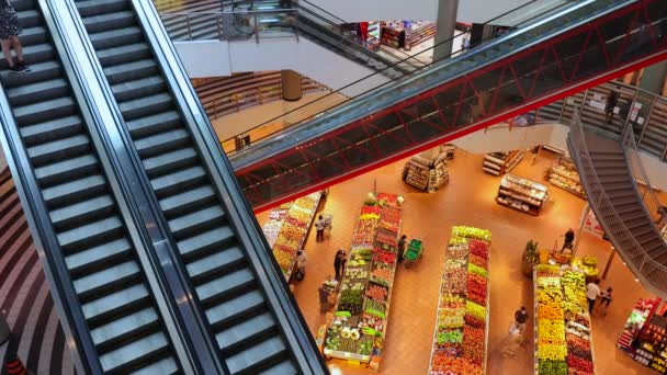 Люди покупают еду в супермаркете в центре города во время повторного открытия Ковида, надевая маски и сохраняя социальную дистанцию — стоковое видео