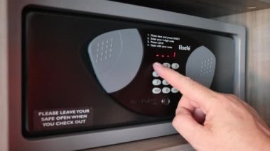 Konuklara ve turistlere değerli belgeler, pasaportlar, para ve diğer değerli eşyalar için kişisel depo sağlayan lüks bir oteldeki şifreli bir kiralık kasa.