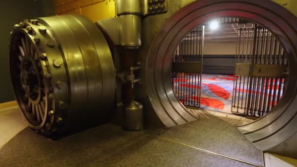 Híres torontói áthatolhatatlan bank biztonsági széf értékes luxuscikkekért és biztonságos letétekért a bunkerben. — Stock videók