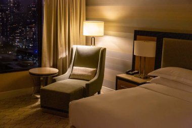 Kuzey Amerika şehir merkezinde lüks bir otel odası genel konsepti