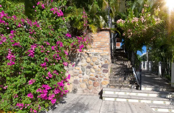 Puerto Vallarta kolorowe ulice o zachodzie słońca w pobliżu nadmorskiej promenady Malecon i plaże — Zdjęcie stockowe