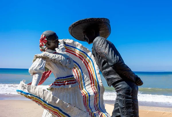 Slavné sochy Puerto Vallarta na malebném mořském promenádě El Malecon, oblíbené turistické destinace — Stock fotografie