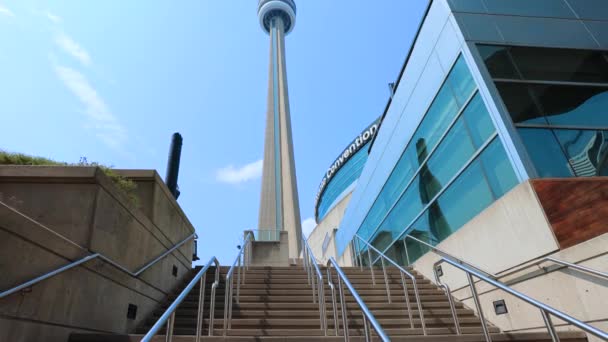 Scenic CN Tower met uitzicht op Ontario Lake. Een panoramisch uitzicht vanaf de voet van de toren naar het bovenste observatiedek en de Skypod uitkijkpost. — Stockvideo